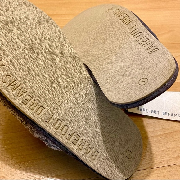 BAREFOOT DREAMS Cozy Women’s Slippers - Picture 7 of 10